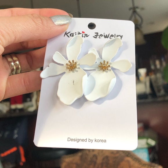 White Boho Daisy Petals Flower - Picture 2 of 4